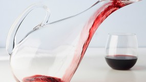Como servir un vino – Porque y cuando decantar